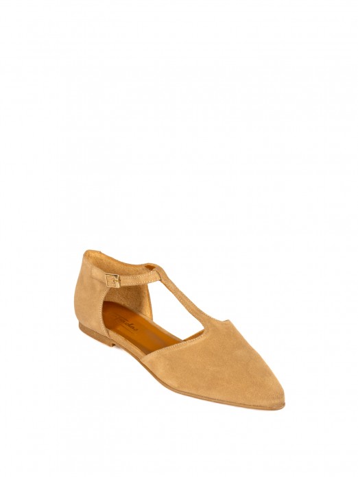 Women�s suede flat shoe with T-strap