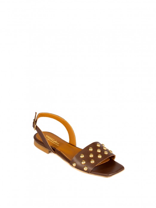 Sand�lia rasa em pele com tachas