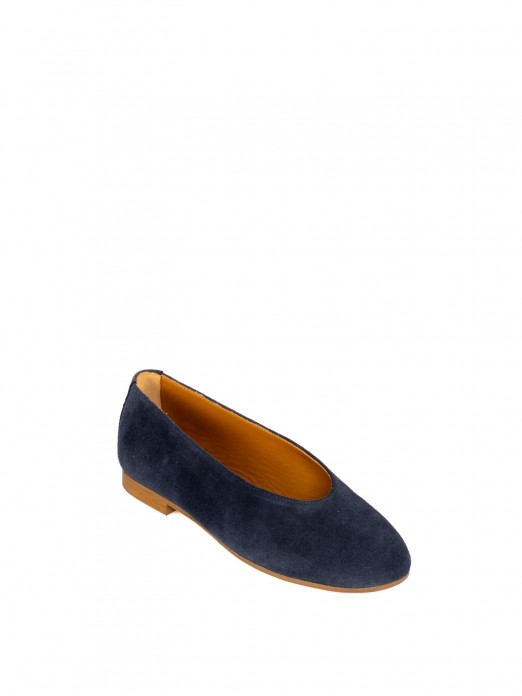 Women�s suede flat shoe