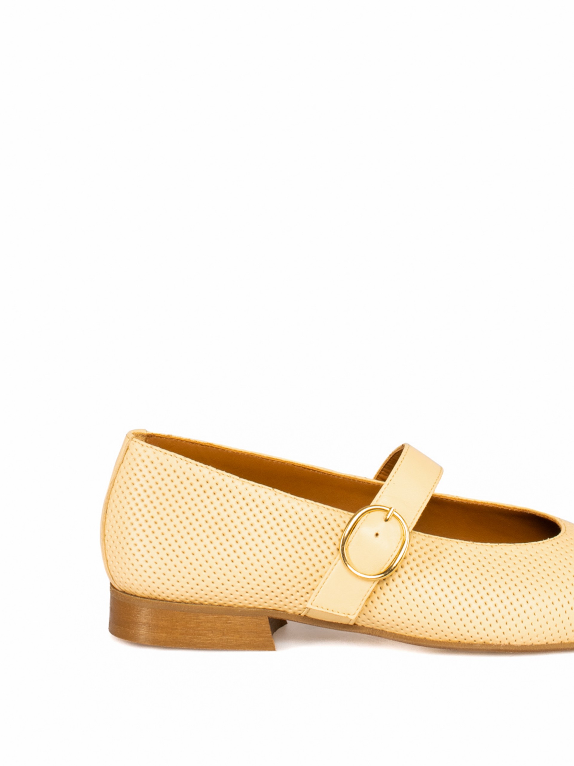 Sapato raso de
senhora em pele perfurada