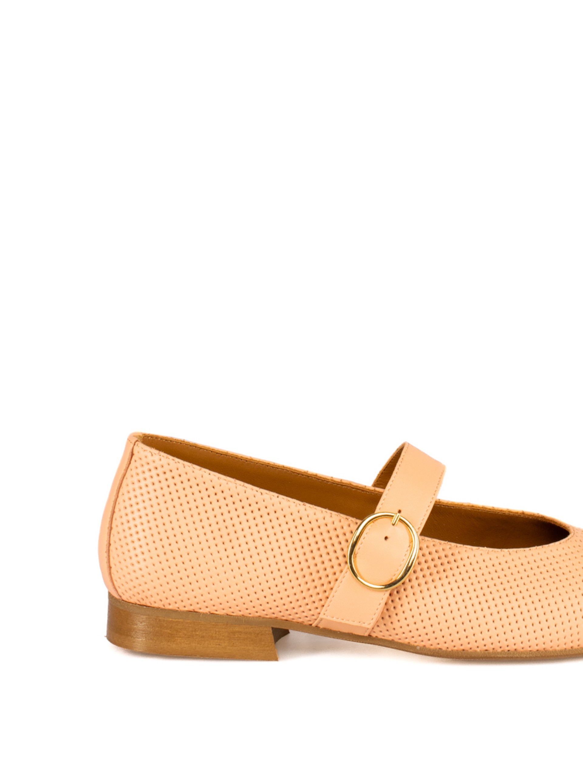 Sapato raso de
senhora em pele perfurada