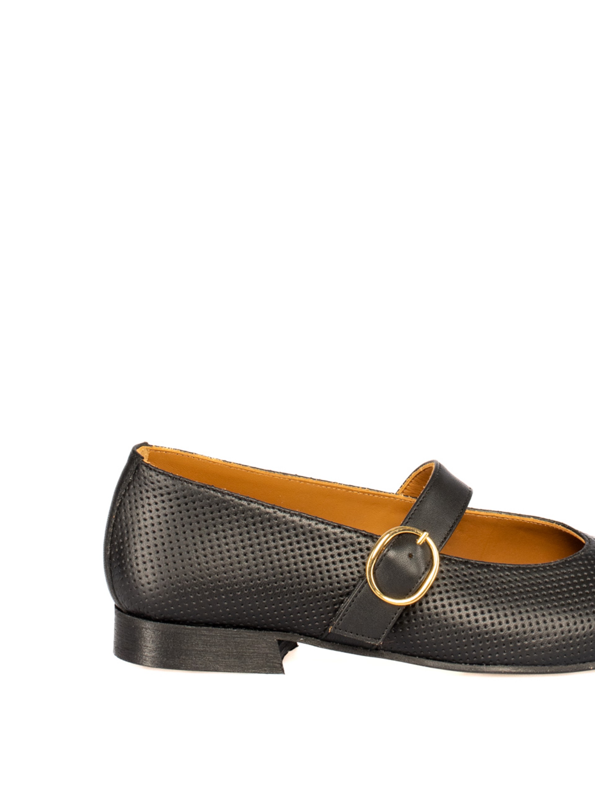 Sapato raso de
senhora em pele perfurada