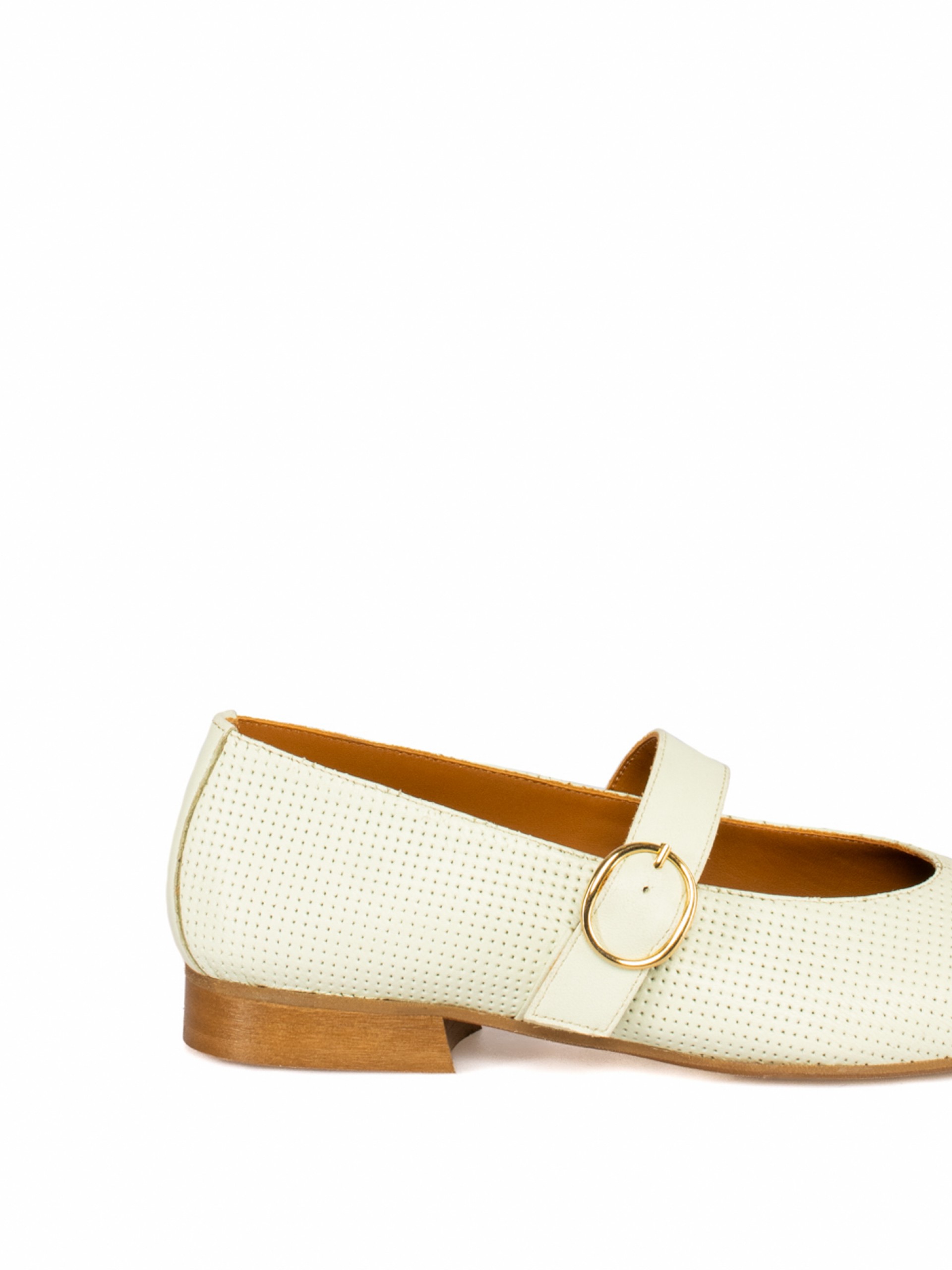 Sapato raso de senhora em pele perfurada