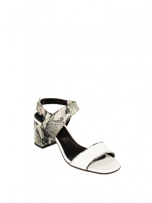 Sand�lia  em Pele com Animal Print