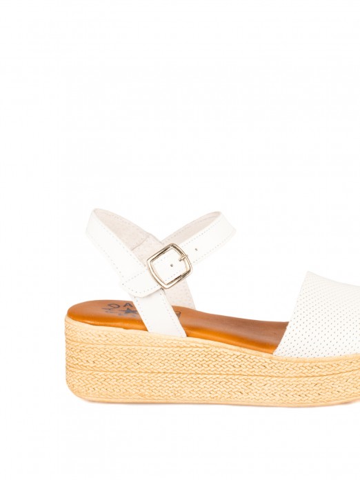 Sandália de Cunha de Senhora em Pele Perfurada Sandália de Cunha de Senhora em Pele Perfurada