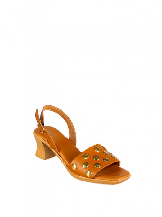 Sand�lia de Salto 
em pele com tachas