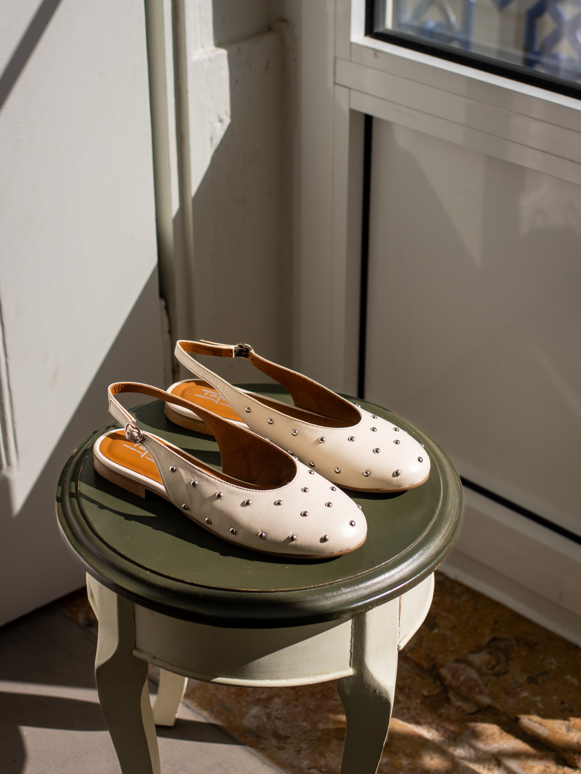 Women’s leather flat shoe with studs