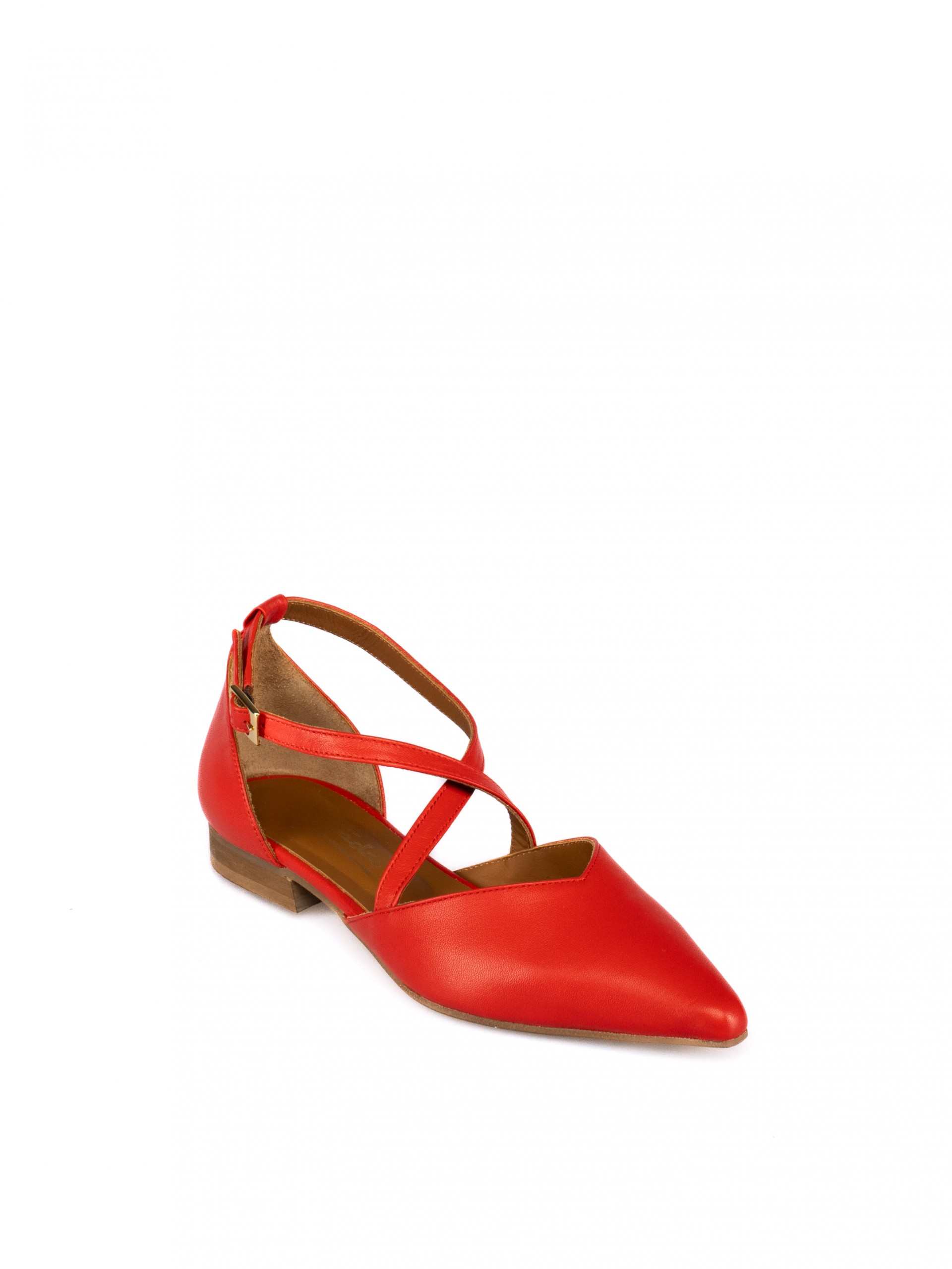 Women’s leather flat shoe with crossed straps