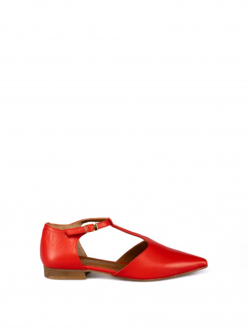 Women's flat leather shoe with T-strap. Women's flat leather shoe with T-strap.