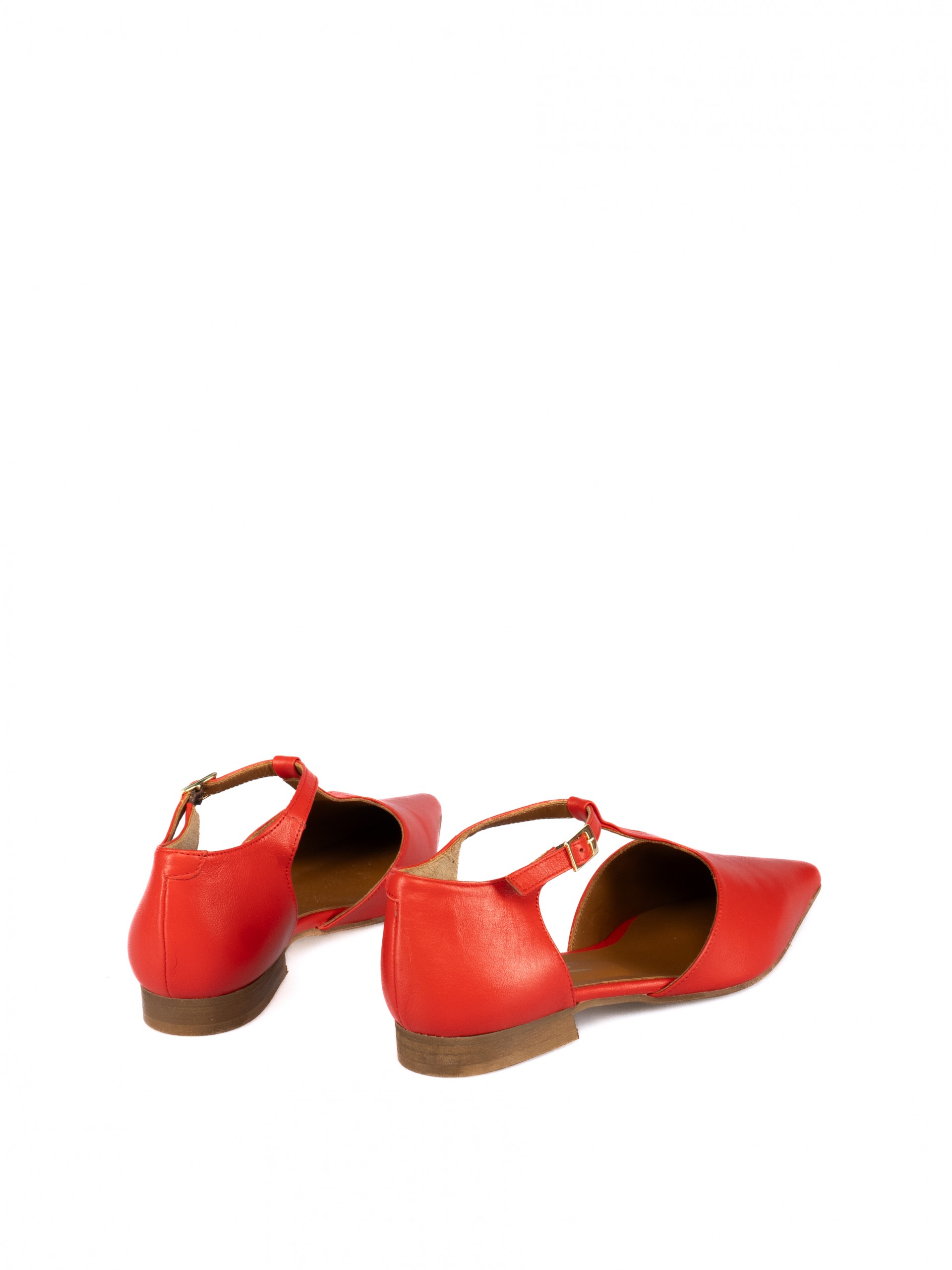 Women's flat leather shoe with T-strap.