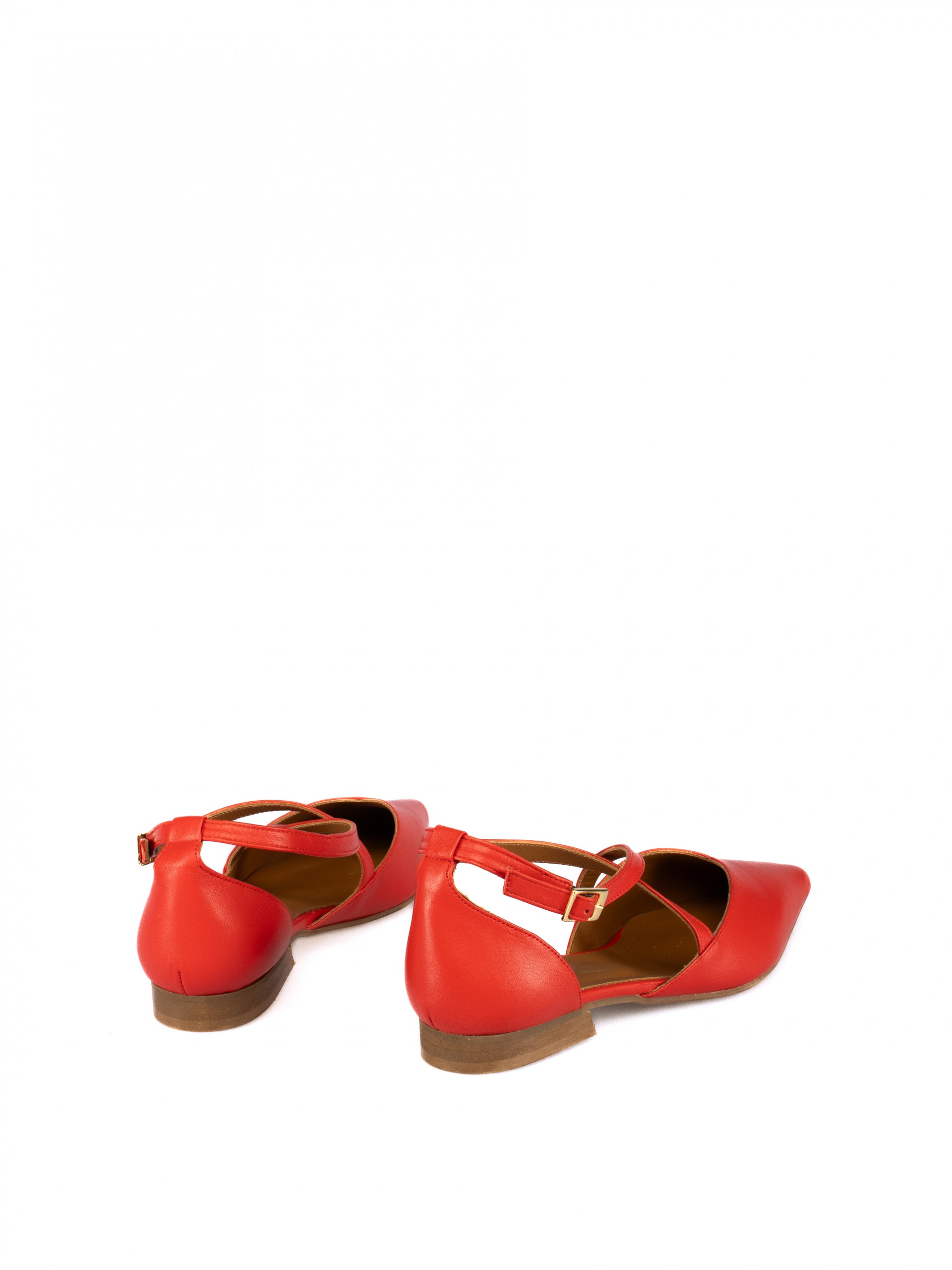Women’s leather flat shoe with crossed straps