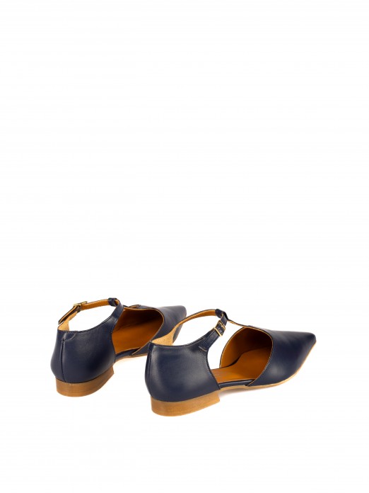 Women's flat leather shoe with T-strap. Women's flat leather shoe with T-strap.