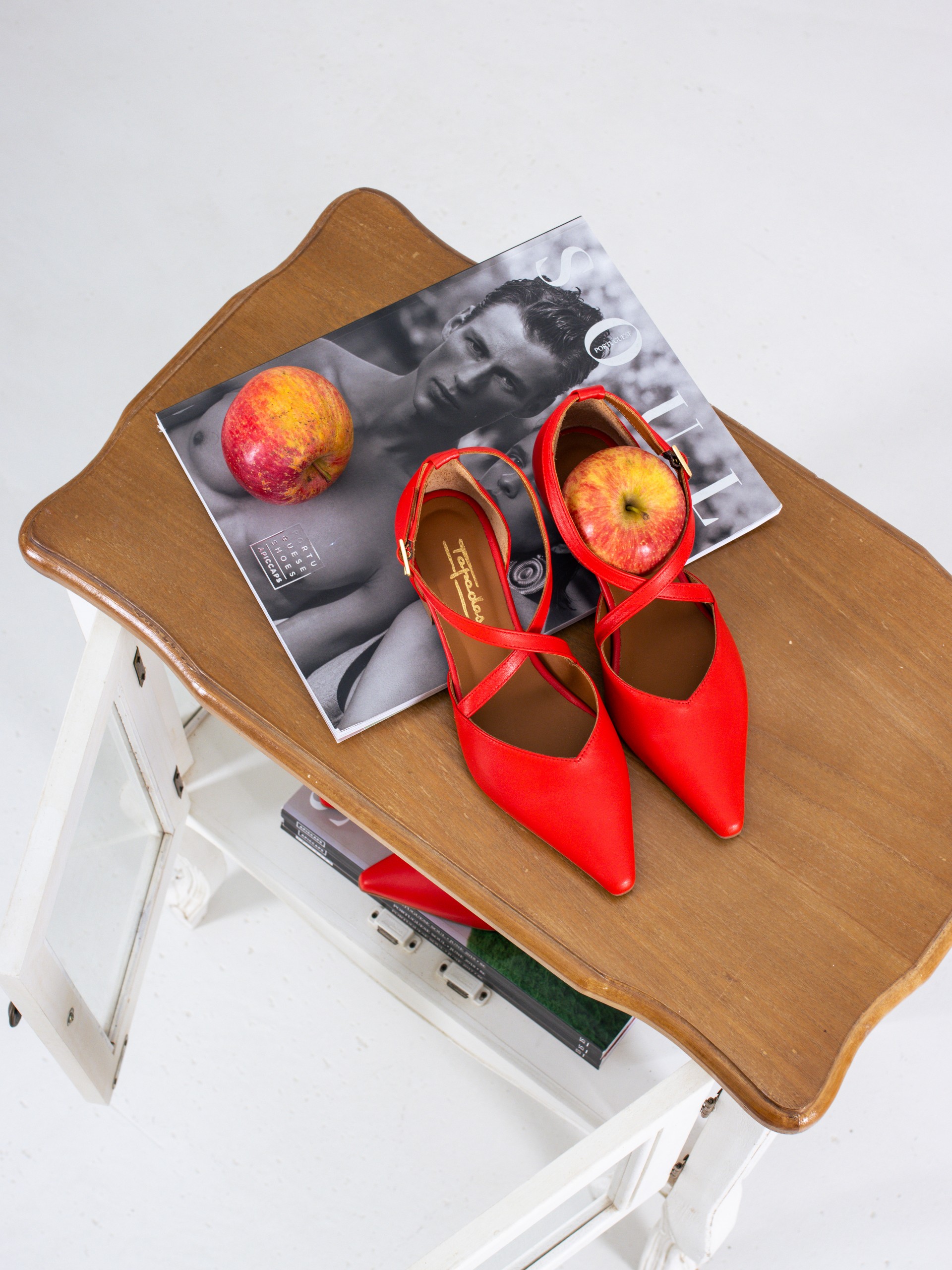 Women’s leather flat shoe with crossed straps