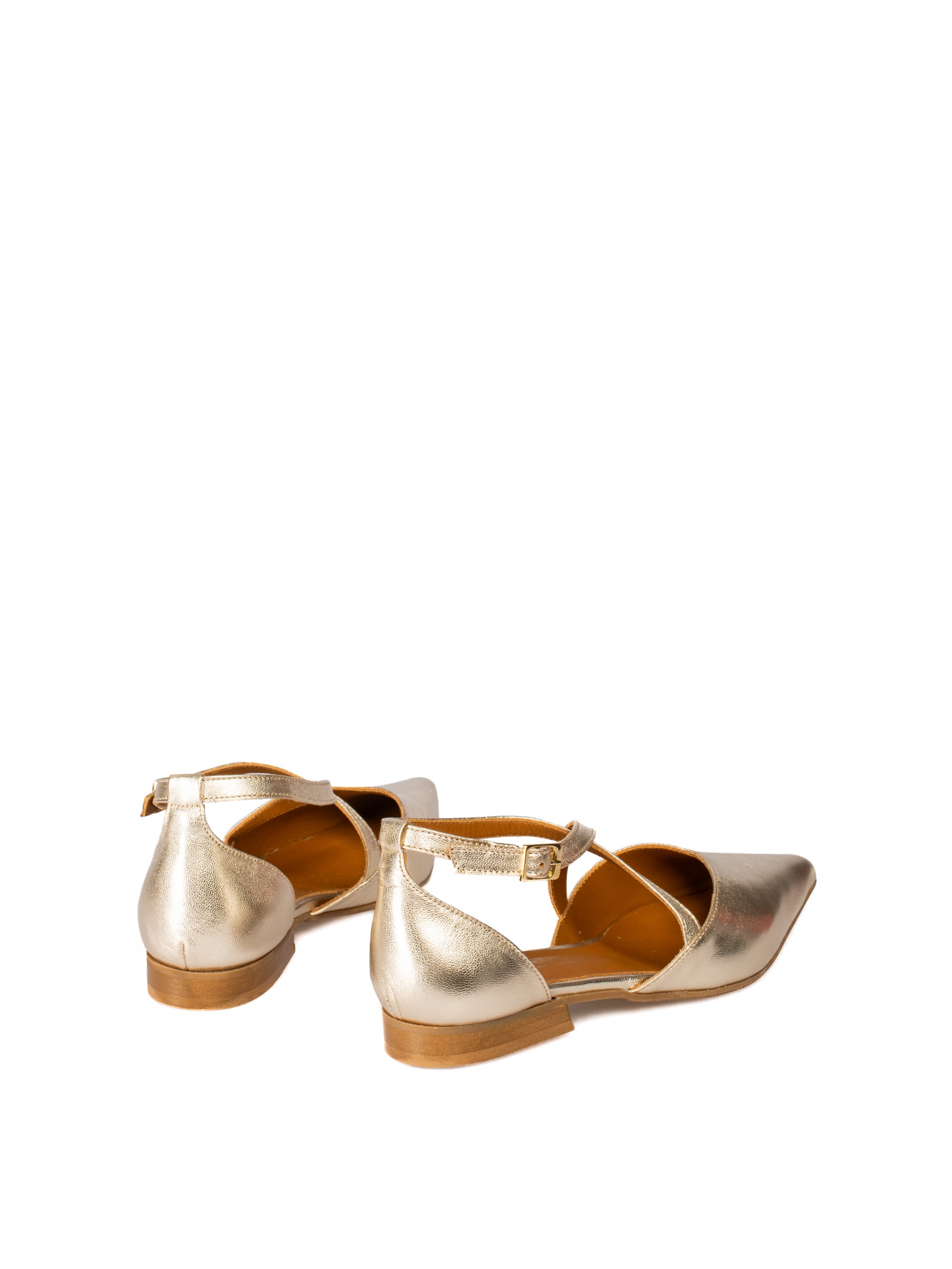 Women’s leather flat shoe with crossed straps