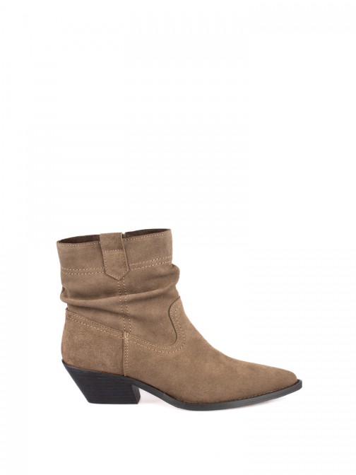 Western-style suede boots