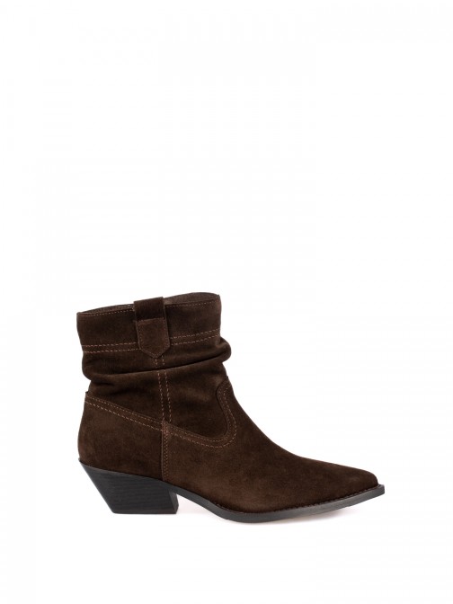 Western-style suede boots Western-style suede boots