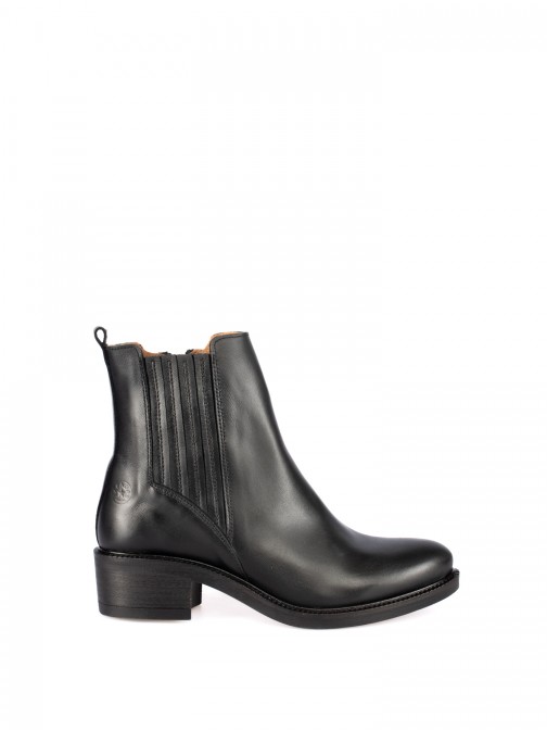 Leather ankle boot with elastic inserts Leather ankle boot with elastic inserts