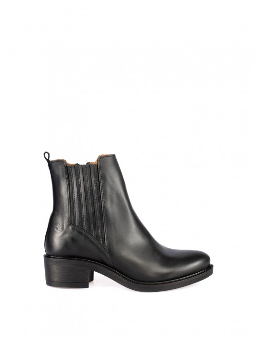 Leather ankle boot with elastic inserts Leather ankle boot with elastic inserts