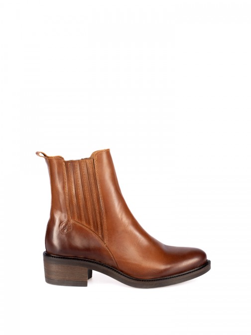 Leather ankle boot with elastic inserts