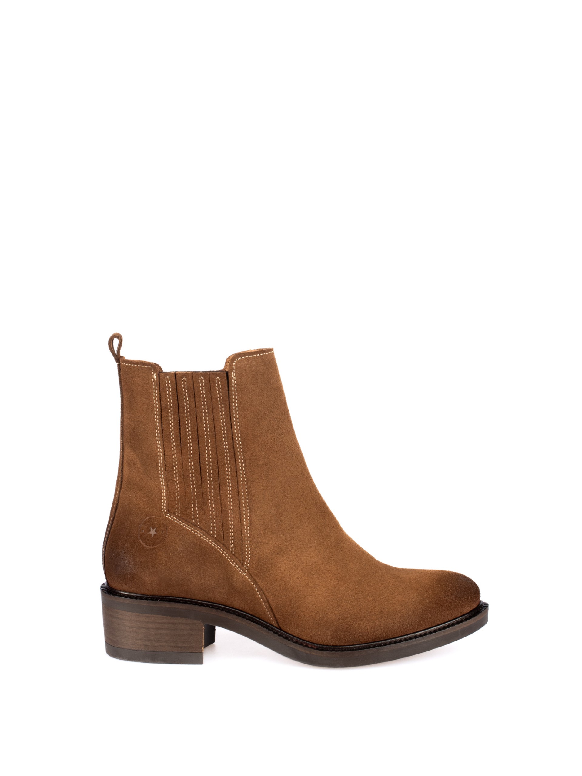 Suede ankle boot with elastic.