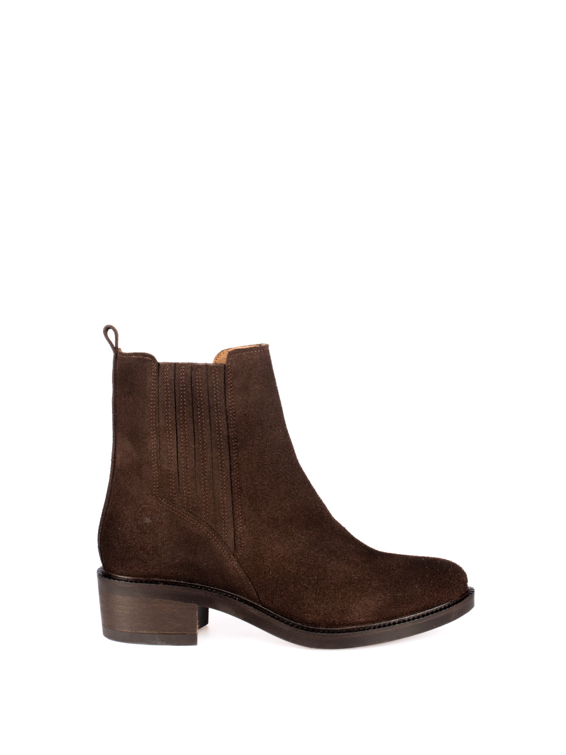 Suede ankle boot with elastic.
