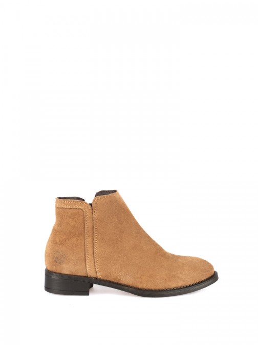Flat suede ankle boot