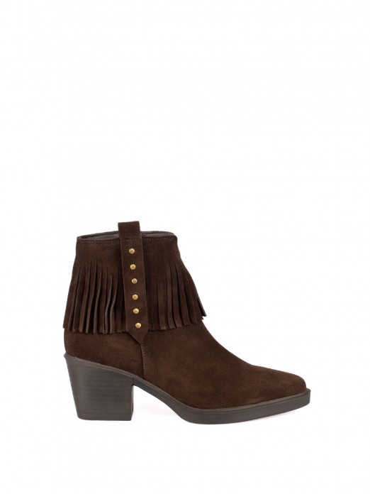 Suede ankle boot with fringe.