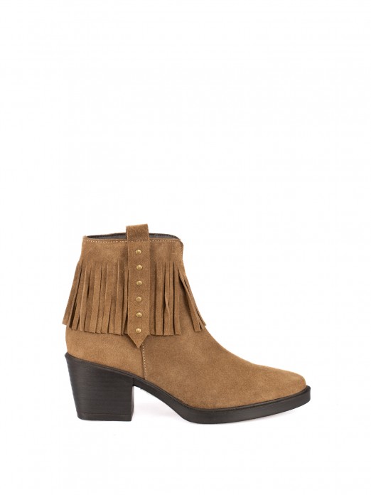 Suede ankle boot with fringe.