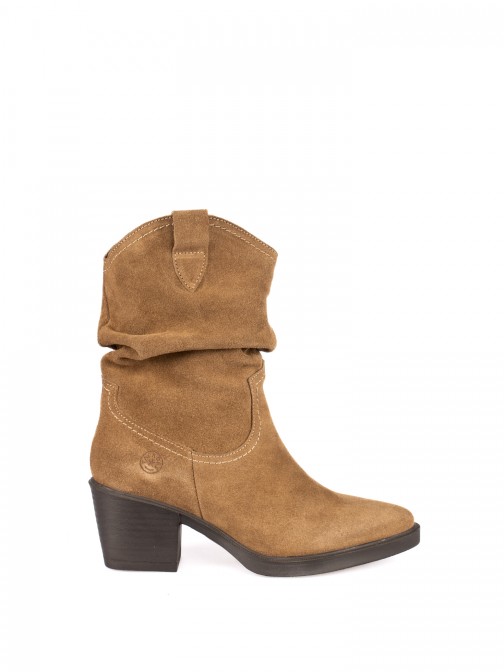 Suede boot with wrinkled shaft Suede boot with wrinkled shaft