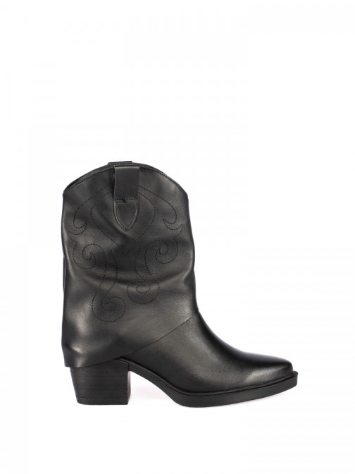 Western-style leather boots