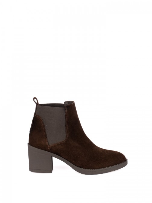Suede ankle boot with elastic Suede ankle boot with elastic