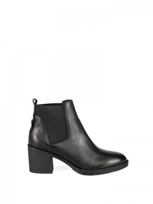 Leather ankle boot with elastic.