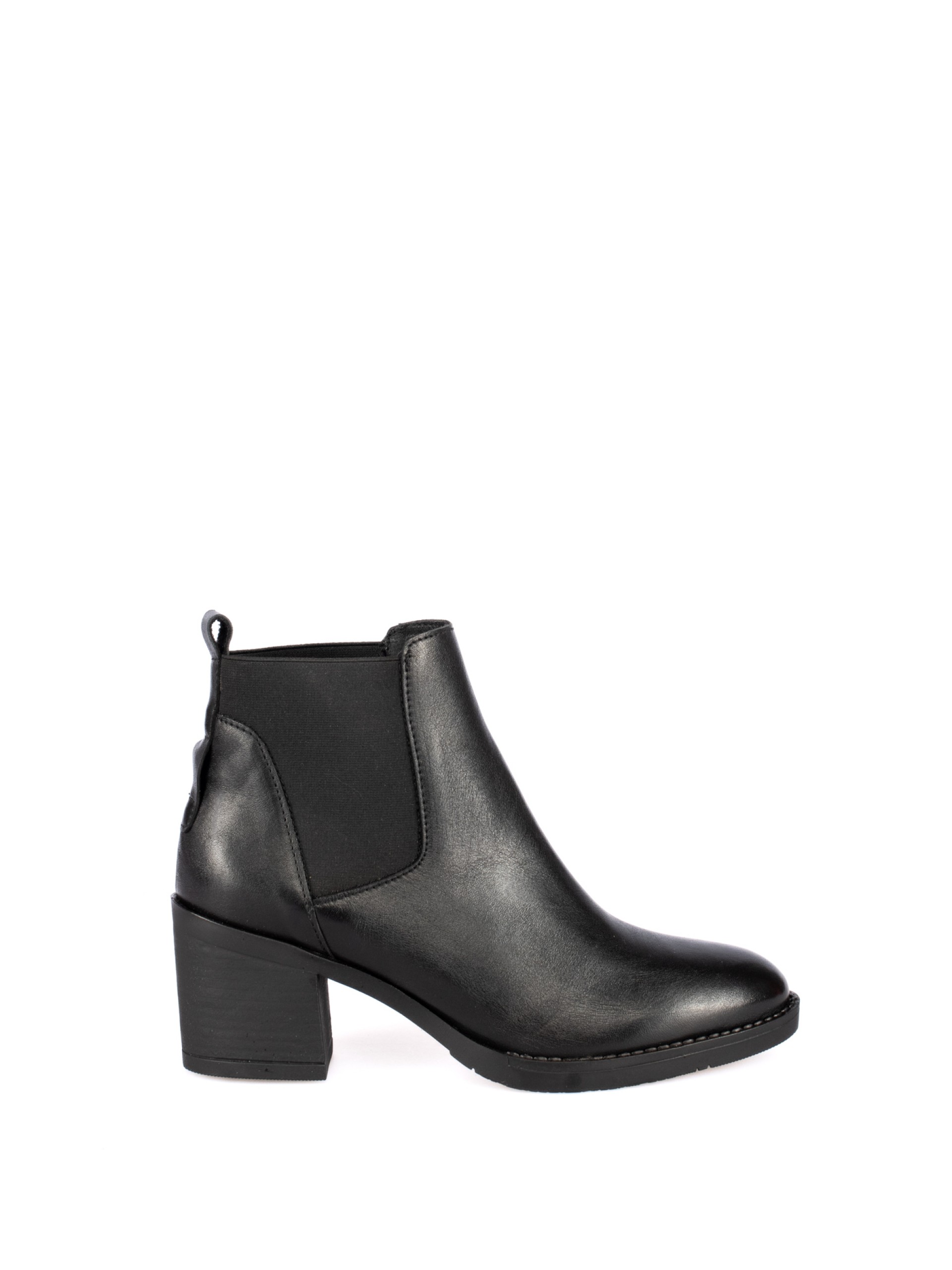 Leather ankle boot with elastic.