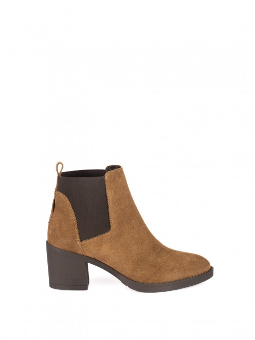 Suede ankle boot with elastic Suede ankle boot with elastic