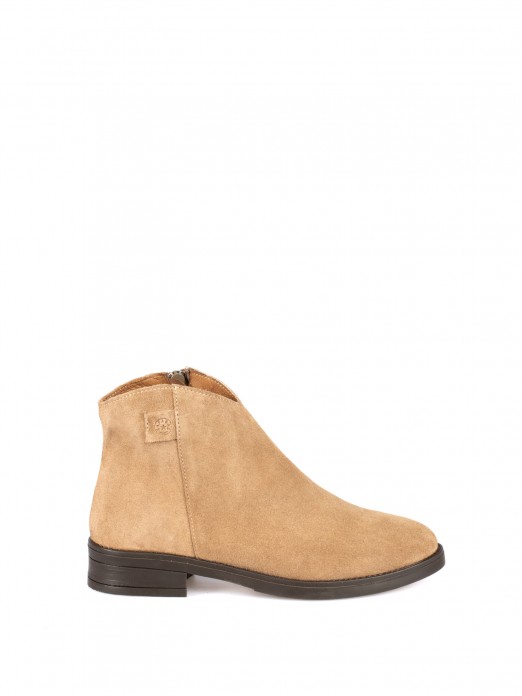 Flat suede ankle boot