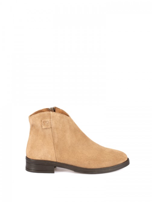 Flat suede ankle boot