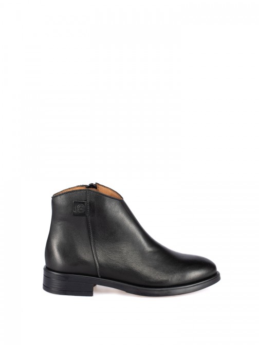 Flat leather ankle boot