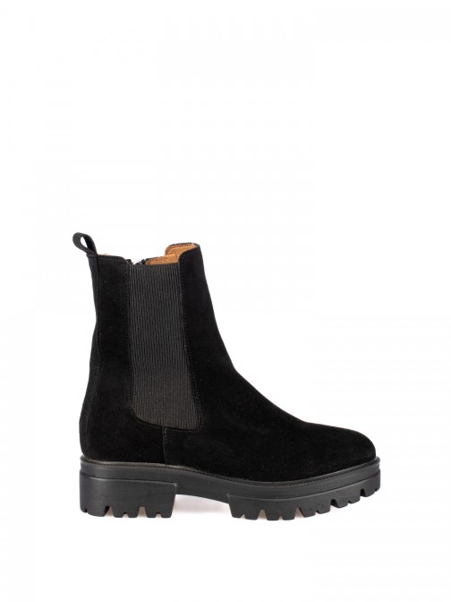 Suede boot with elastic