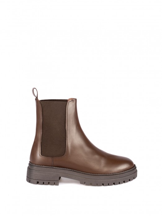 Leather ankle boot with elastic straps. Leather ankle boot with elastic straps.