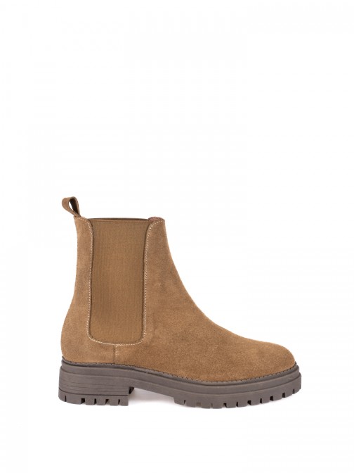 Suede ankle boot with elastic. Suede ankle boot with elastic.