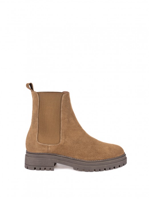 Suede ankle boot with elastic. Suede ankle boot with elastic.
