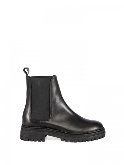 Leather ankle boot with elastic straps.