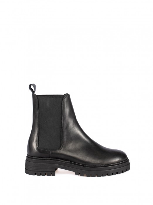 Leather ankle boot with elastic straps. Leather ankle boot with elastic straps.