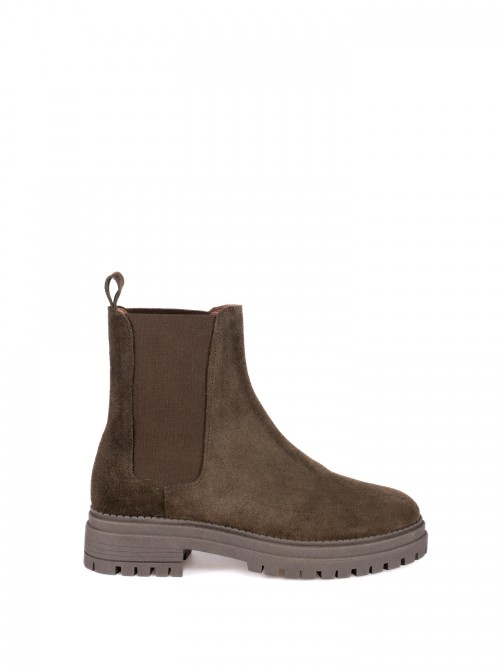 Suede ankle boot with elastic.
