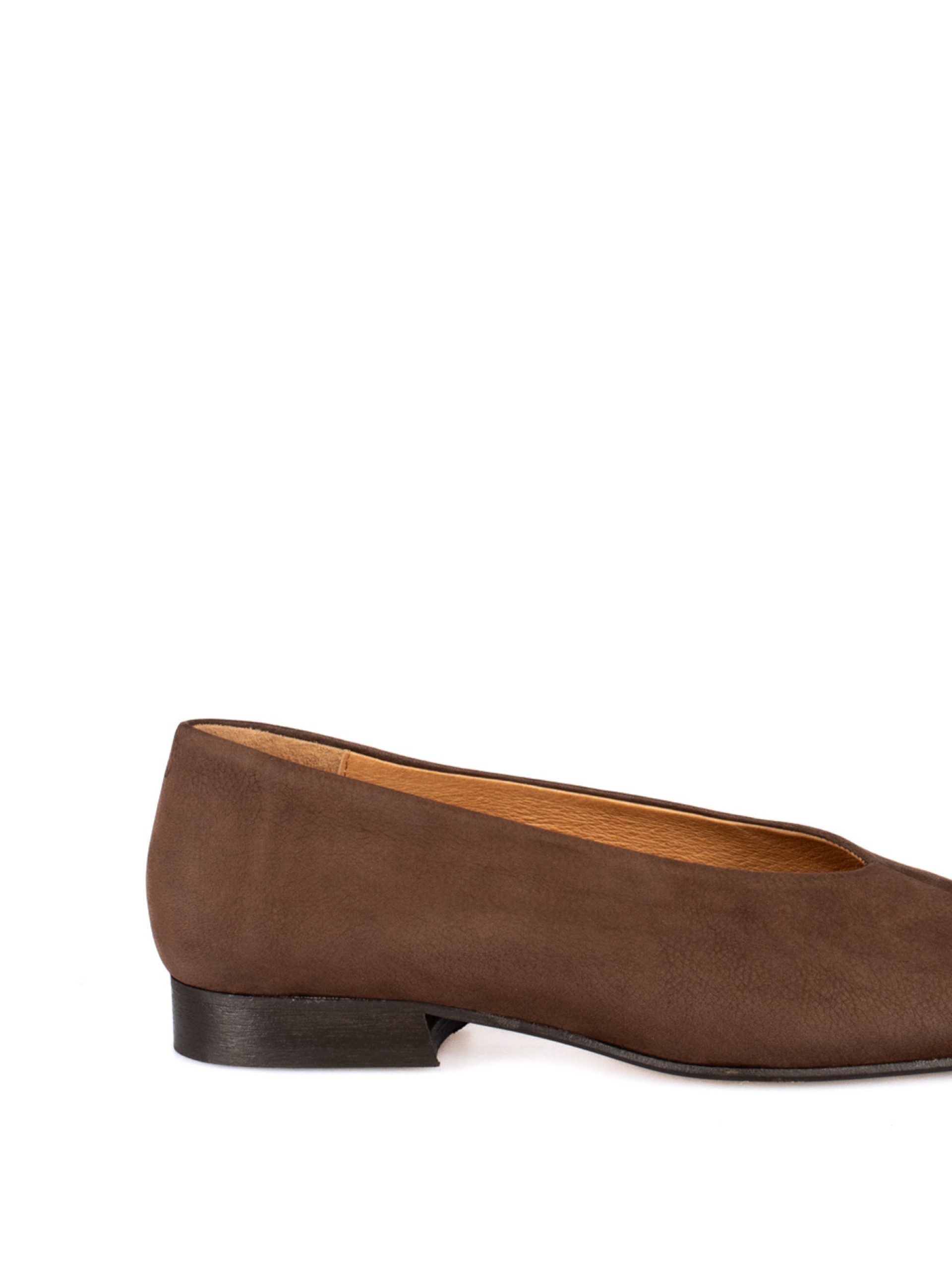 Flat shoe in nubuck leather
