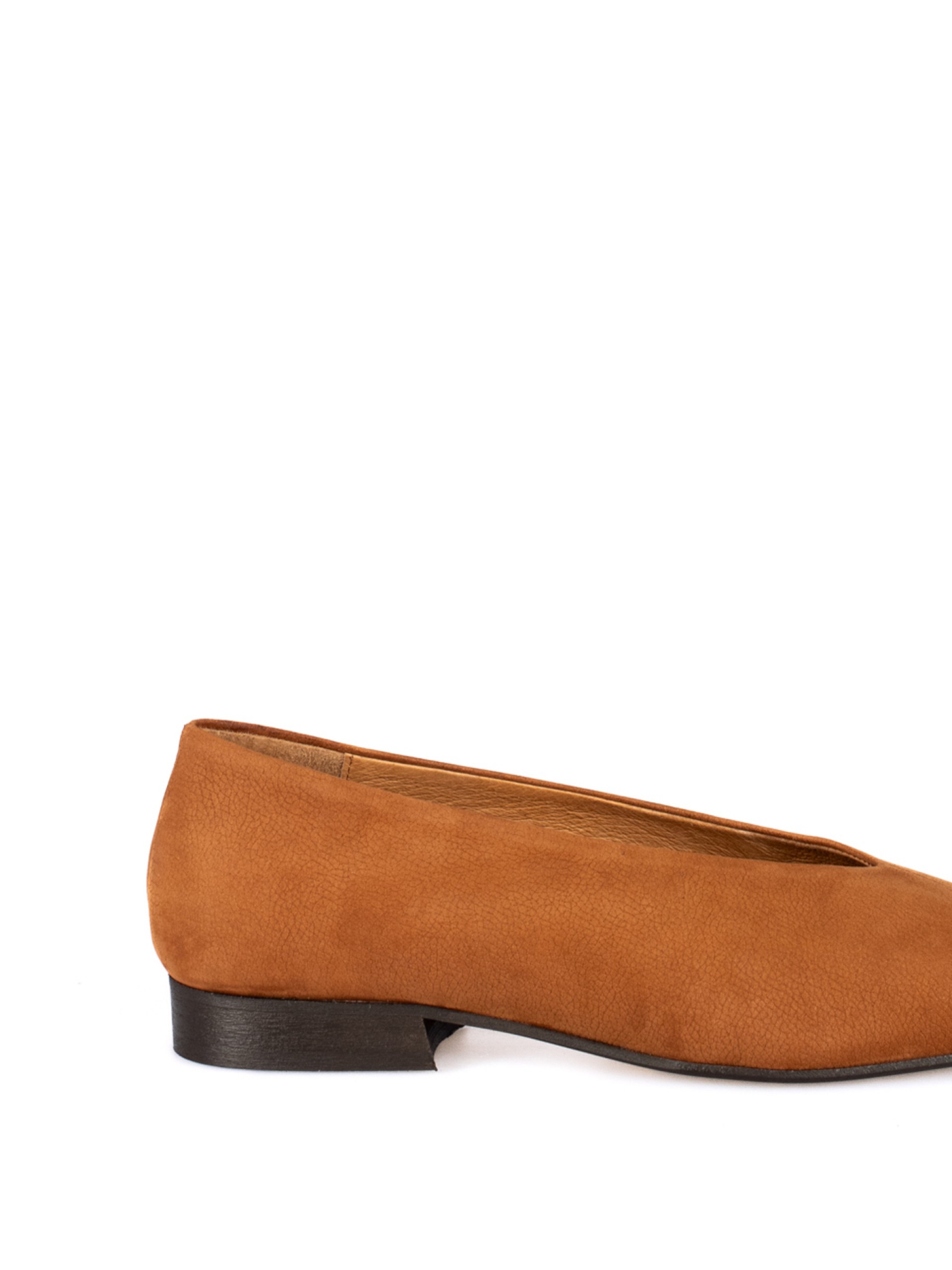 Flat shoe in nubuck leather