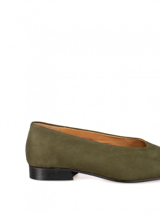 Flat shoe in nubuck leather Flat shoe in nubuck leather
