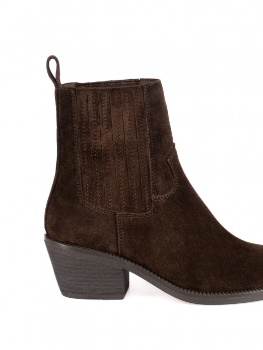 Western-style ankle boot with elastic waistband an Western-style ankle boot with elastic waistband an