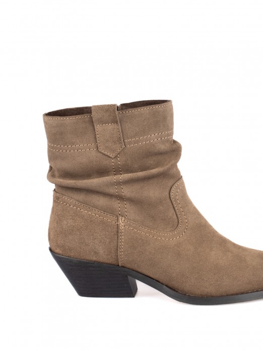 Western-style suede boots Western-style suede boots