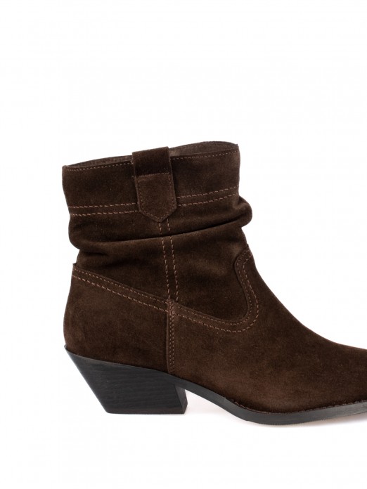 Western-style suede boots Western-style suede boots